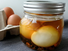 Nunca pensei que fosse gostar tanto de ovos em conserva, agora não fico sem esse petisco na geladeira!