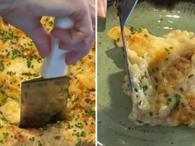 Uma das receitas mais fáceis e gostosas de gratinado de batata, com muita cebola caramelizada e bacon é de comer rezando