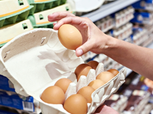 Ovos caipiras são mais saudáveis que os de granja? Entenda as diferenças na cor da casca, da gema e nos nutrientes