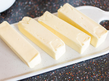 Manteiga congelada demais para a receita? Esse truque com utensílio simples de cozinha deixa ela macia muito rápido!