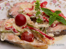 Salmão assado com leite de coco e legumes