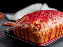 Bolo de milho com calda de goiabada