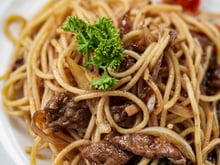 Macarrão na manteiga com isca de carne: receita fácil, saborosa e ideal para o almoço em família