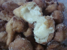 Bolinho de chuva recheado com banana