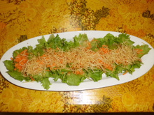 Molho de mostarda com salada de alface, cenoura e batata palha