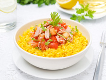 Arroz com açafrão, tomates e cheiro verde