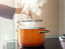 Esse truque de cozinha vai mudar a sua vida e você só precisa de água fervente!