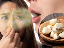 A culpa do seu bafo de alho pode vir de um utensílio de cozinha que você não imagina