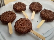 Pirulito de biscoito (falso alfajor)