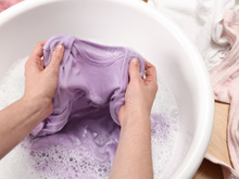 Aprendi uma misturinha caseira poderosa com uma amiga faxineira para limpar qualquer mancha: minhas roupas e panos de prato parecem novos agora