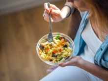 A pressa é inimiga da boa digestão: 5 motivos para você começar a comer devagar