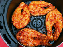 Como assar peixe na airfryer sem deixar o alimento seco ou grudado na fritadeira