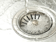 Esqueça o vinagre: despeje meio copo disso e o entupimento do ralo da pia se resolverá imediatamente