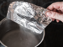 Panela e papel-alumínio são realmente tóxicos? Entenda o que é mito e verdade sobre o uso na cozinha