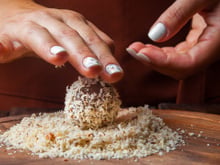 Aprendi o segredo para enrolar brigadeiro sem grudar nas mãos: o que mudei para acertar o ponto sem dificuldade