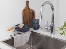 Tem bactéria nesse pano de pia! Saiba como higienizar se não for descartar e o tempo útil de uso