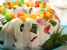 Gelatina colorida com creme de leite condensado