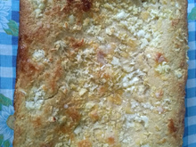 Pão de tabuleiro com cobertura de farofa