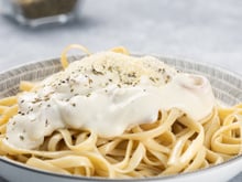 Pare de errar no molho branco: o segredo do roux para evitar pelotas e garantir textura cremosa perfeita