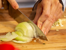 Esse é o jeito mais rápido de cortar cebola, aprendi com a minha avó