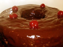Bolo com cobertura de mousse de chocolate