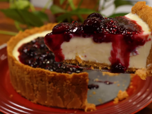 A melhor torta doce com calda de frutas vermelhas que eu já experimentei na vida também é a mais fácil de todas