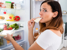 Afinal, por que a muçarela fatiada endurece na geladeira e como evitar que o queijo quebre?