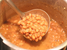 Dá para fazer feijão sem panela de pressão? Esse é o passo a passo para ter um bom resultado usando uma panela comum