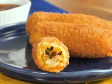 Troquei a bolinha de queijo por esse palitinho de milho recheado que fica crocante, cremoso e muito fácil de fazer