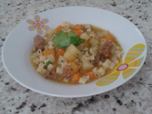 Sopa de macarrão, legumes e carne