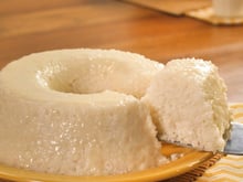 Bolo de tapioca com coco: como preparar esse delicioso doce para servir no lanche da tarde ou de sobremesa