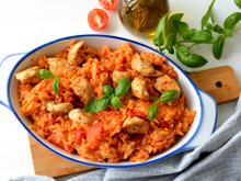 Arroz de frango e tomate de uma panela só é uma refeição perfeita para o meio da semana: adaptei a receita da minha sogra e ficou ainda melhor!