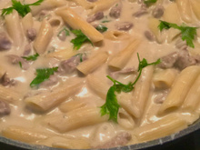 Penne com iscas de mignon ao molho gorgonzola 