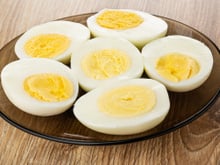 Sem água, nem panela: o jeito mais prático de fazer ovo cozido que quase ninguém usa