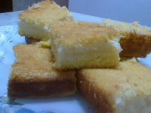 Broa cremosa de fubá com queijo e coco