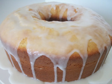 Bolo de limão fofinho com calda açucarada é o quitute perfeito para degustar com o cafezinho da tarde!