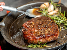 Não fique virando o bife toda hora: a dica do TudoGostoso para uma carne mais suculenta é muito simples