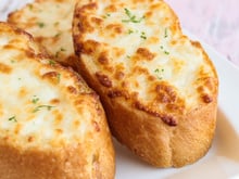 Uma receita de pão de alho e queijo crocante e delicioso em menos de 15 minutos