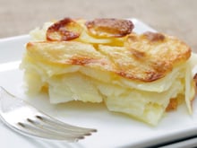 Vi um chef francês fazer, testei e agora só preparo batatas assim: fatias finas, crosta dourada e aroma amanteigado