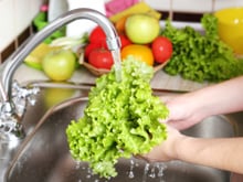 O motivo para não enxaguar a alface pré-lavada e aprenda também como remover sujeira e pesticidas ao comprar a verdura fresca