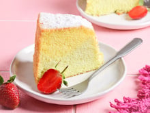 Sem leite, sem óleo, sem farinha e sem fermento: o bolo nuvem mais fácil do mundo só precisa de 3 ingredientes e fica perfeito com cafezinho!