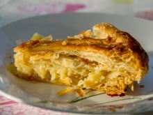 Já ouviu falar de tiropita? Essa torta grega recheada com queijo vai te surpreender! 