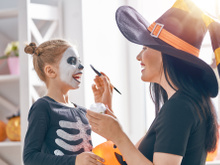 Por que usamos fantasia no Halloween e quais são as roupas mais tradicionais da festa?