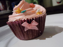 Cupcake de chocolate com cobertura de morango