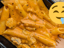 Conheça seu novo jantar favorito: receita é tipo um strogonoff (só que melhor!) de massa com peito de frango