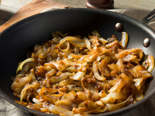 Odiava fazer cebola caramelizada até aprender que não precisa demorar uma eternidade se você fizer desse jeito