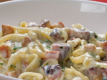 Macarrão com bacon e molho branco