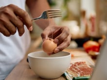 Não quebre o ovo ainda! Experimente verificar se está fresco com um esse truque de 5 segundos