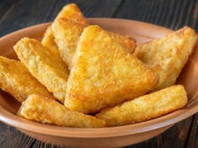 Aprenda como fazer a legítima batata hash brown em casa! Crocante por fora e muito macia por dentro