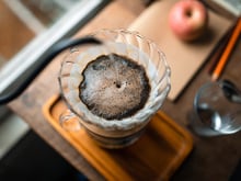 Nunca coe o café desse jeito, você perde todo o sabor do grão: barista revela as dicas para um café igual de cafeteria!